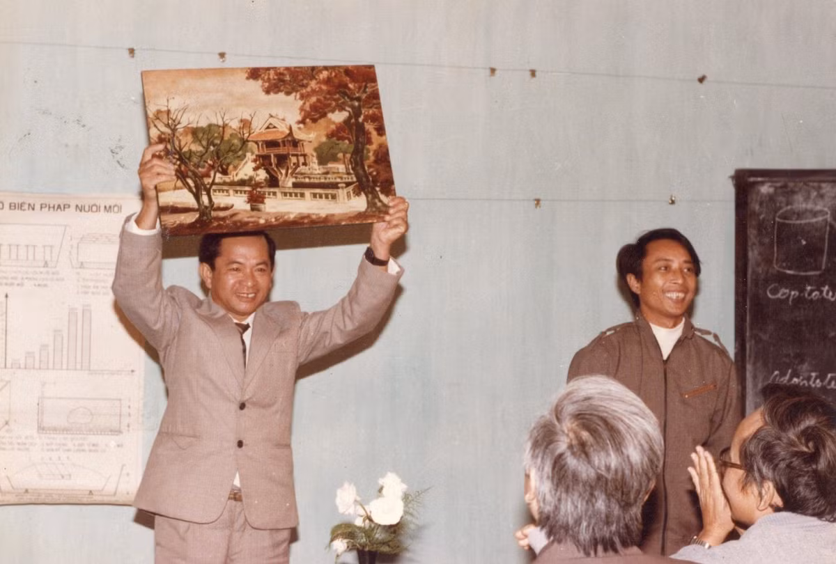 Cố PGS.TS Vũ Văn Tuyển trong niềm vui khi phương pháp xử lý mối của mình đã giúp ích cho rất nhiều công trình