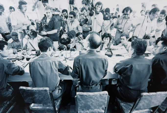 Trai Davis bieu tuong cuoc dau tranh ngoai giao giua long dich-Hinh-2