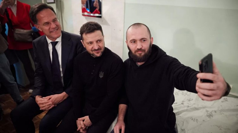 Tong thu ky NATO bat ngo tham Ukraine-Hinh-2