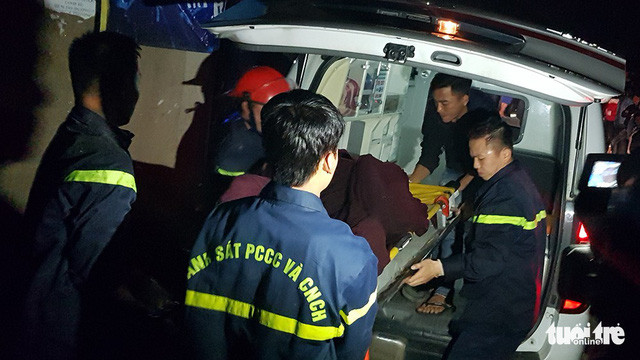 Thi thể nạn nhân được đưa ra từ đám cháy đêm 12/3.