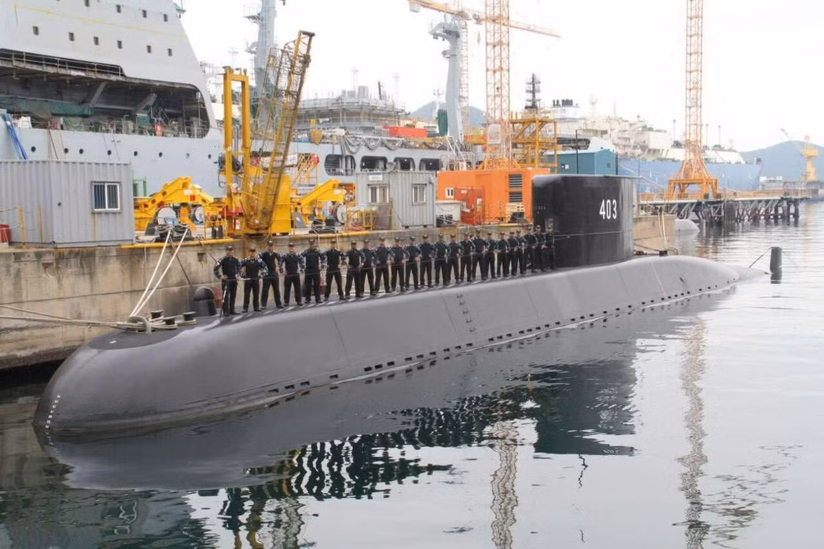 Theo Jakarta Post, Indonesia đang có kế hoạch trang bị thêm 3 tàu ngầm tấn công như là một phần trong chương trình lực lượng thiết yếu tối thiểu bảo vệ đất nước (MEF). Tuy nhiên, Ban chính sách Công nghiệp Quốc phòng (KKIP) cho biết là chính quyền Indonesia chưa quyết định là sẽ mua hay là sản xuất tàu ngầm trong nước. Nguồn ảnh: Defence.pk