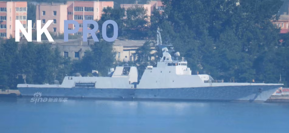 Đặc biệt, gần hết năm 2016, Triều Tiên bất ngờ tiết lộ tàu hộ vệ hiện đại do nước này tự chế tạo với thiết kế tàng hình. Ước tính nó có lượng giãn nước khoảng 1.000-1.500 tấn. Nguồn ảnh: NK PRO