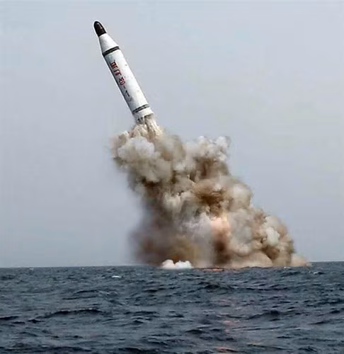 Đặc biệt, loại vũ khí luôn khiến thế giới lo ngại trước Triều Tiên – tên lửa đạn đạo. Mới đây, Triều Tiên đã trở thành quốc gia thứ 6 trên thế giới thử thành công tên lửa đạn đạo bắn từ tàu ngầm trong trạng thái ngập nước.