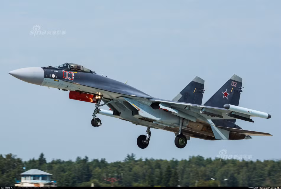 Một chiếc tiêm kích đa năng Su-35 được cho là do phi công Trung Quốc điều khiển đang cất cánh. Nguồn ảnh: Russian Plane