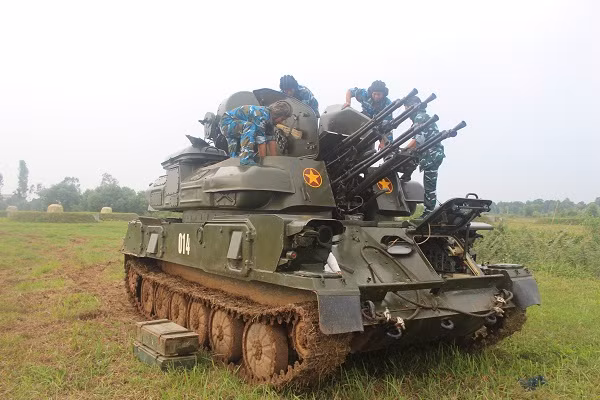 Phao tu hanh ZSU-23-4 Viet Nam dien tap ban may bay
