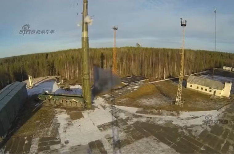 Khi phóng, đạn tên lửa được liều phóng lạnh đẩy ra khỏi bệ thay vì kích hoạt động cơ chính ngay lập tức.