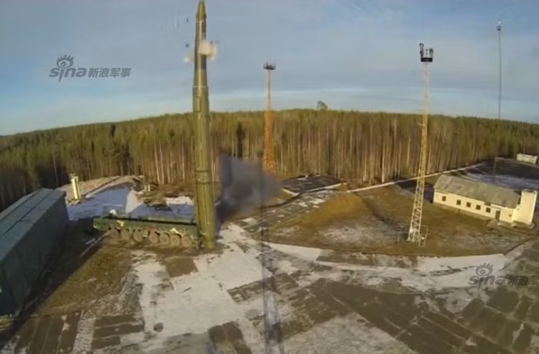 Anh nong: Khoanh khac ten lua dan dao Topol-M roi be phong