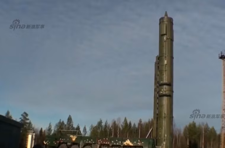 Tên lửa được dựng thẳng đứng sẵn sàng rời bệ phóng.