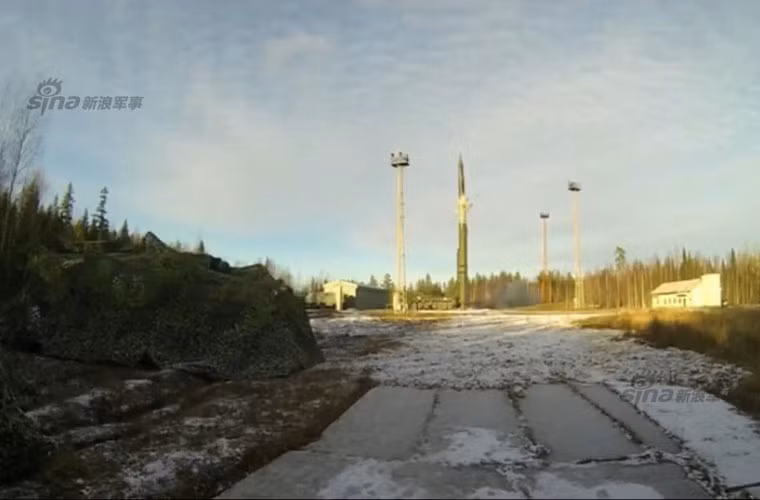 Trong ảnh, toàn phần quả đạn đang từ từ rời bệ.