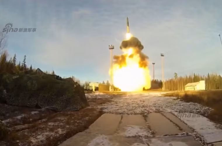 Tên lửa đạt tầm bắn tối đa 11.000km, tốc độ hành trình 26.400km/h (Mach 22), bán kính lệch mục tiêu 200m CEP.