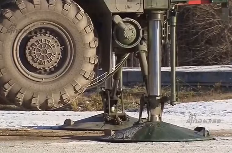 Các chân chống thủy lực cố định bệ phóng.