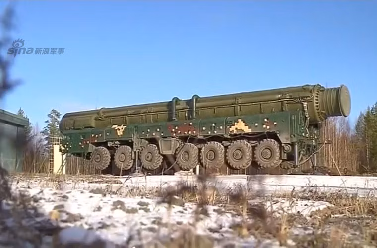 Trong ảnh, bệ phóng tự hành của tổ hợp tên lửa đạn đạo liên lục địa Topol-M đã ở trong tư thế sẵn sàng chiến đấu.