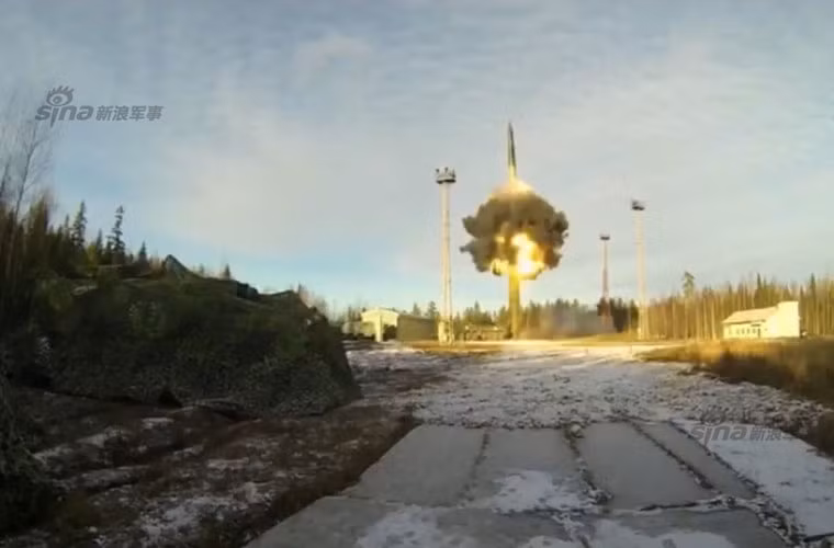 Khi đạn tên lửa Topol-M đã nằm ngoài miệng ống, động cơ đẩy nhiên liệu rắn được kích hoạt đưa tên lửa vào quỹ đạo.