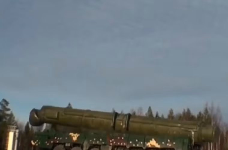 Ống phóng chứa đạn tên lửa đang được hệ thống lực dựng lên, và phần mũ chụp tự động bật ra để lộ phần đầu mũi tên lửa.