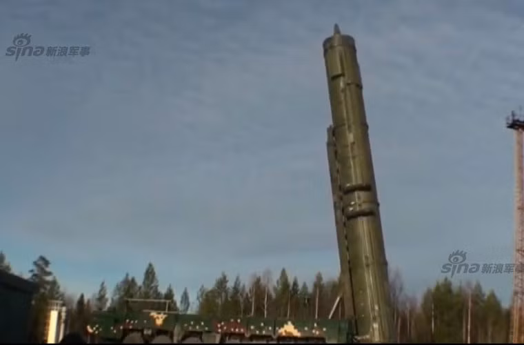 Một quả đạn tên lửa Topol-M dài 22,7m, đường kính thân tầng động cơ thứ nhất 1,9m, trọng lượng phóng tổng thể 47,2 tấn, bao gồm 1,2 tấn tải trọng. Nó có thể mang một đầu đạn hạt nhân 800 Kiloton hoặc 6 đầu đạn hạt nhân dẫn hướng độc lập MIRV.