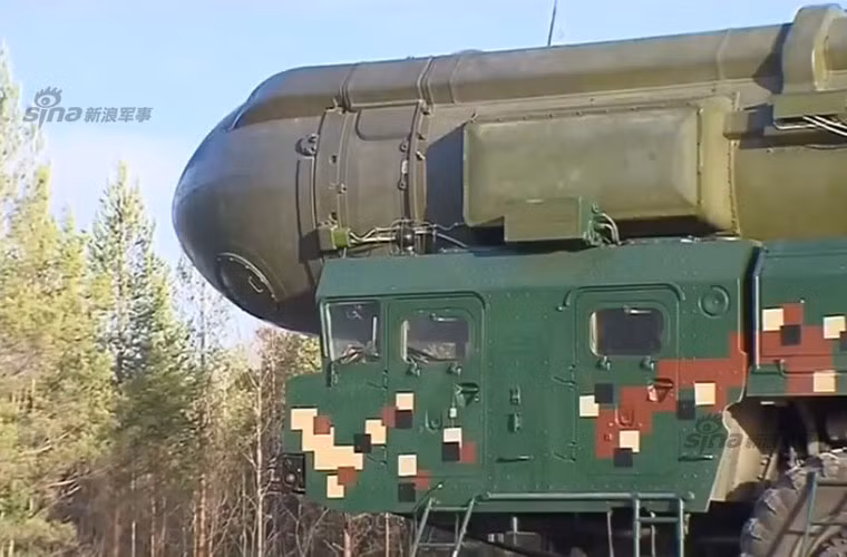 Cận cảnh phần đầu ống phóng chứa tên lửa đạn đạo, việc phóng có thể thực hiện từ trong xe bệ phóng hoặc là nối dây ra ngoài đảm bảo an toàn.