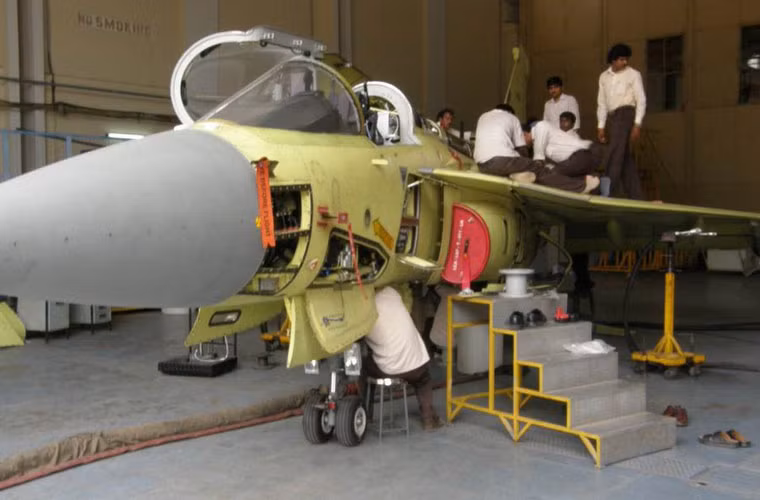 Tờ Tân Hoa Xã mới đây đăng tải loạt ảnh bên trong phân xưởng lắp ráp chiến đấu cơ Tejas tại nhà máy của Hindustan Aeronautics Limited (Ấn Độ) kèm bình luận “phê bình” sự luộm thuộm của đội ngũ công nhân, kĩ sư.