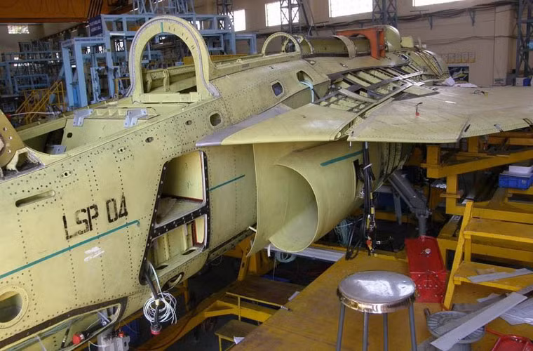 Phần thân chưa hoàn chỉnh của chiếc Tejas số hiệu sản xuất LSP-4 (KH2014) khi còn trong giai đoạn sản xuất, hiện chiếc này đã được chuyển giao cho Không quân Ấn Độ.