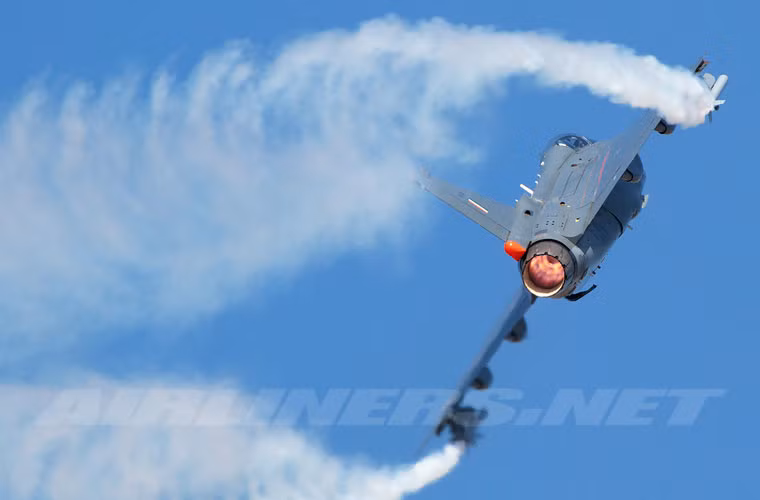 Máy bay sử dụng động cơ F404-GE-IN20 của Mỹ, tốc độ bay tối đa Mach 1,6-1,8, bán kính chiến đấu 500km, trần bay 15.000m.