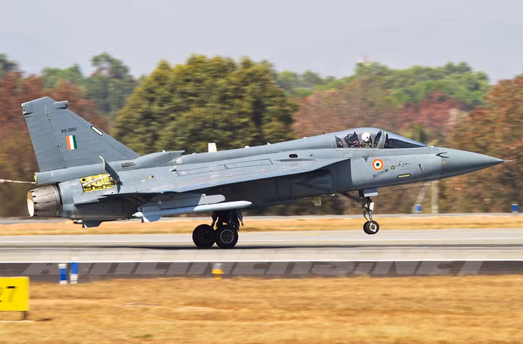 Chiến đấu cơ Tejas được trang bị radar điều khiển hỏa lực Hybrid MMR cho phép kiểm soát các loại tên lửa Nga và Israel. Tải trọng tối đa có thể mang 3,5 tấn trên 8 giá treo.