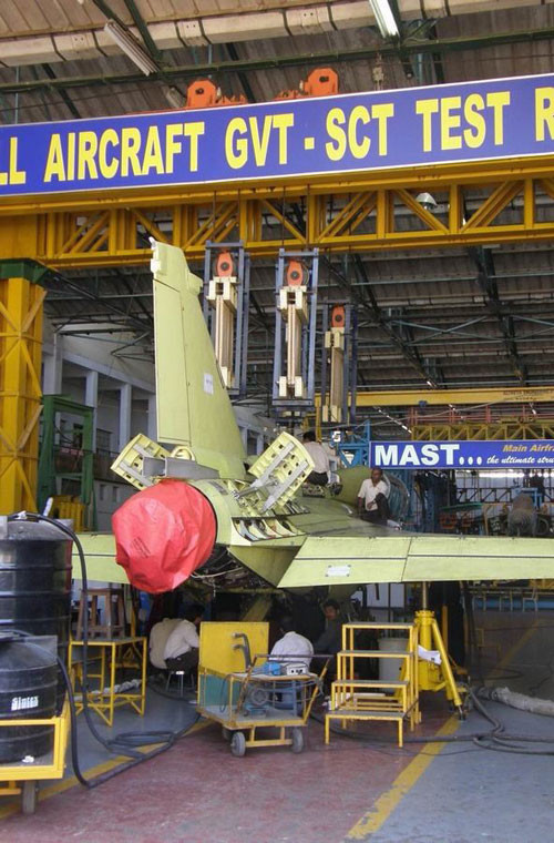 Tejas là thiết kế máy bay chiến đấu nội địa được phát triển bởi Hindustan Aeronautics Limited (HAL) nhằm thay thế vai trò tiêm kích MiG-21 già nua. Dù được khởi động từ những năm 80 nhưng mãi tới năm 2001, Tejas mới cất cánh lần đầu tiên. Và tới tận tháng 1/2015, Tejas vẫn chưa đi vào phục vụ chính thức.