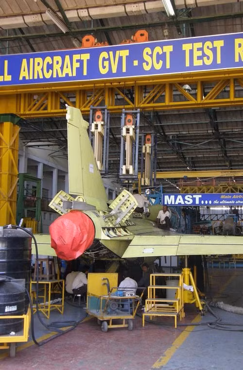 Tejas là thiết kế máy bay chiến đấu nội địa được phát triển bởi Hindustan Aeronautics Limited (HAL) nhằm thay thế vai trò tiêm kích MiG-21 già nua. Dù được khởi động từ những năm 80 nhưng mãi tới năm 2001, Tejas mới cất cánh lần đầu tiên. Và tới tận tháng 1/2015, Tejas vẫn chưa đi vào phục vụ chính thức.