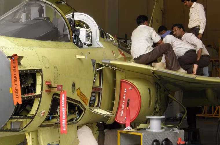 Cụ thể, THX “phê bình” sự lộn xộn tại xưởng lắp ráp công nghệ hàng không tối tân của Ấn Độ và đặc biệt là việc đội ngũ công nhân, kĩ sư đi cả chân đất vào nơi làm việc, đáng lý ra phải được vệ sinh sạch sẽ.