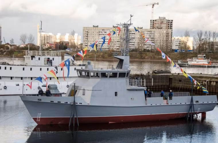 Thân tàu và phần thượng tầng của tàu được làm bằng sợi thủy tinh giống nguyên mẫu. Khác biệt ở chỗ, Nhà máy đóng tàu Nevsky sử dụng công nghệ mới hút chân không, thân tàu làm bằng sợi thủy tinh nguyên khối. Công nghệ mới này làm tăng 15% độ bền và giảm 10% trọng lượng của thân tàu so với thiết kế sử dụng công nghệ thông thường.