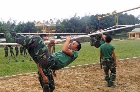 Đây là bãi tập của Tiểu đoàn 8, Trung đoàn 98 vào một buổi chiều tháng 10. Ảnh: Nhóm dây leo ngang…