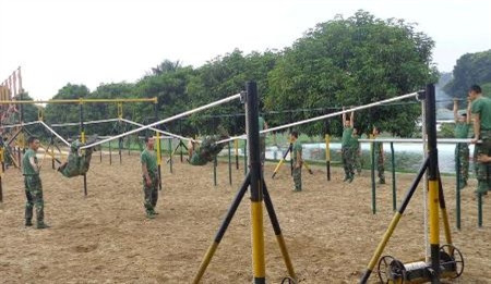 Năm 2015, Sư đoàn 316, Quân khu 2 đã hoàn thành xây dựng 11/14 bãi tập thể lực tổng hợp tại các tiểu đoàn. Theo thiết kế của Bộ Quốc phòng, bãi tập thể lực tổng hợp mới được thiết kế dành cho nhiều người tập cùng một lúc, giúp bộ đội phát triển thể lực và nâng cao kỹ năng vận động, phù hợp với các chuyên ngành trong Quân đội. Ảnh: Bãi tập thể lực tổng hợp mới được chia làm các nhóm chính...