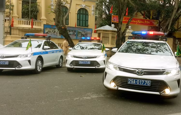 Lần này, những chiếc Camry phục vụ Đại hội Đảng đều là bản châu Á, do chính Toyota Việt Nam cung cấp. Số xe này thuộc phiên bản 2.5G trung cấp, hiện có giá bán lẻ niêm yết là 1,359 tỷ đồng.