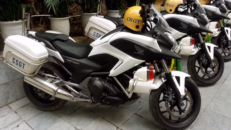 So với những chiếc NC700X bình thường khác, đội xe của CSGT Hà Nội được trang bị thêm các phụ kiện chuyên dụng như thùng đồ hai bên thân, cột cờ phía trước, đèn báo hiệu và loa.