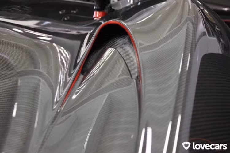 Ngoài lớp vỏ với vân carbon độc đáo, ngoại thất của chiếc xe còn có một số chi tiết sơn chỉ đổ như vè bên, cánh khuếch tán gió sau, cánh đuôi, các khe tản nhiệt và hút gió...