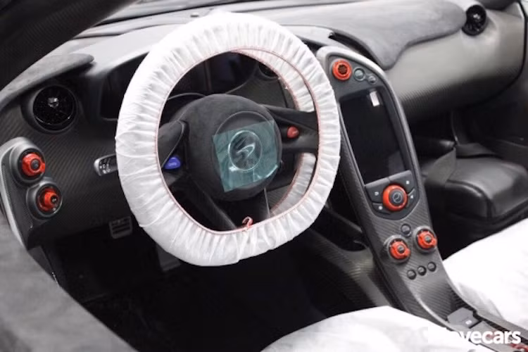Bên trong nội thất của xe cũng có những chi tiết ốp bằng sợi carbon, cùng với những núm điều chỉnh màu cam nổi bật.