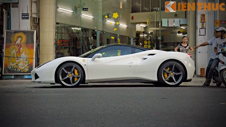 Tại Mỹ, giá cơ sở cho một chiếc Ferrari 488 GTB là 242.000 USD. Tuy nhiên đây là dòng xe mới nên rất khó đặt hàng.