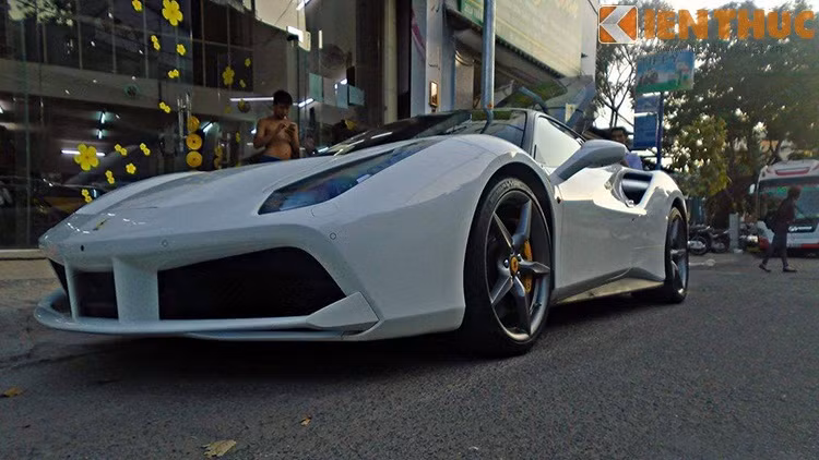 Siêu ngựa F488 GTB này mang màu trắng tinh khôi, nằm trong số 3 chiếc đầu tiên được cập cảng Sài Gòn. 2 chiếc còn lại mang màu đỏ và xám thể thao.