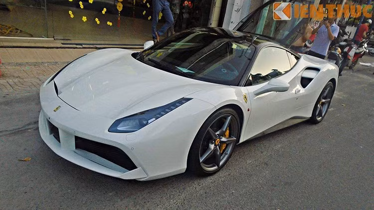 Điểm khác rõ rệt nhất so với F458 là trên nắp ca - pô không còn kẽ hở, thiết kế đơn giản và "trơn tru" hơn đàn anh rất nhiều.