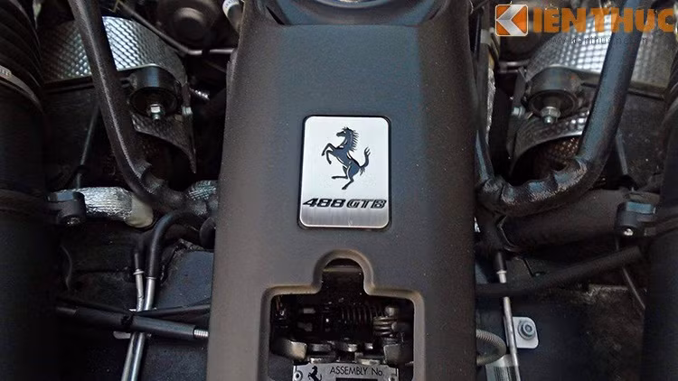 Siêu xe nước Ý sử dụng động cơ tăng áp mới với dung tích 3,9 lít thay vì 4,5 lít trên 458, sự góp mặt của hai turbo khiến công suất cực đại có thể đạt 661 mã lực ở giữa khoảng tua máy từ 6.200 đến 8.000 vòng/phút. Mô-men xoắn đạt 760 Nm tại 3.000 vòng/phút. Siêu xe này có khả năng tăng tốc từ 0-100 km/h trong 3 giây.