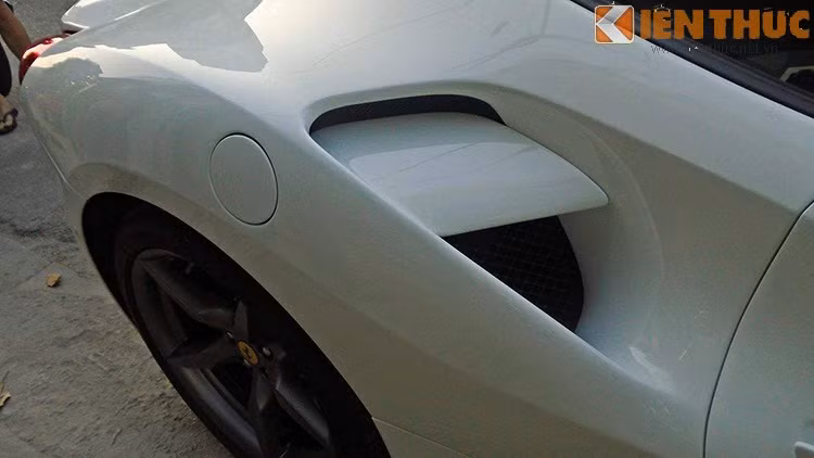 Ferrari cũng trang bị bộ khuếch tán chủ động phía sau giúp điều chỉnh luồng khí khi cần thiết.