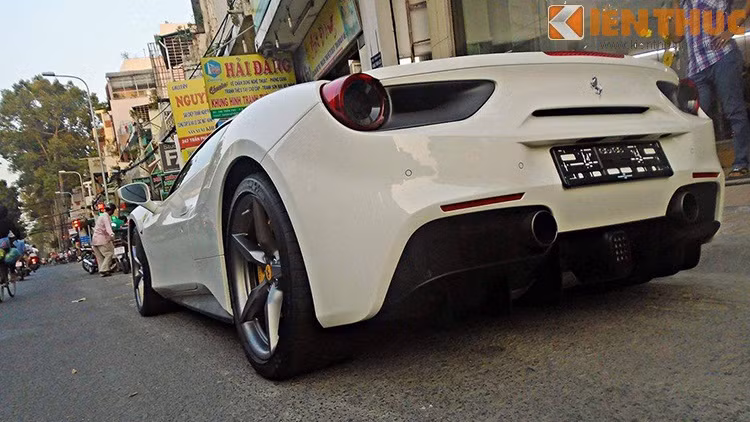 Mặc dù trang bị tăng áp, tiếng pô trên 488 GTB vẫn khá mạnh mẽ và không làm mất bản sắc Ferrari. Đèn báo phía sau là một chi tiết thường thấy trên xe đua F1 cũng được Ferrari đưa vào siêu xe này.