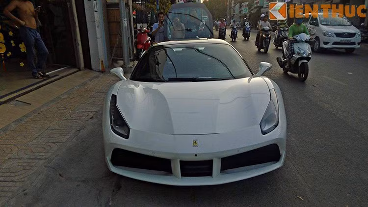 Tương tự 458 Italia, 488 GTB cũng dựa trên cấu trúc của thế hệ tiền nhiệm, tuy nhiên đây là chiếc xe mới hoàn toàn chứ không đơn giản là bản facelift. Khoảng 85% chi tiết trên xe được thay mới.