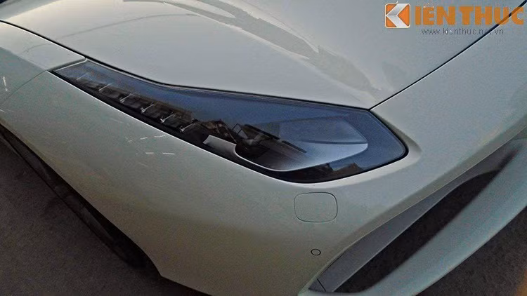 Phía trước sử dụng đèn pha Full LED nhằm tăng cường độ sáng.