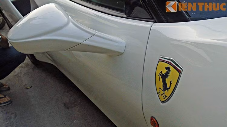 Logo ngựa chồm nằm bên cạnh xe rất nổi bật.