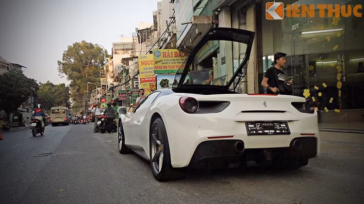 Cụm đèn hậu hình tròn khá đơn giản nhưng vẫn mang nét thể thao đặc trưng của Ferrari.