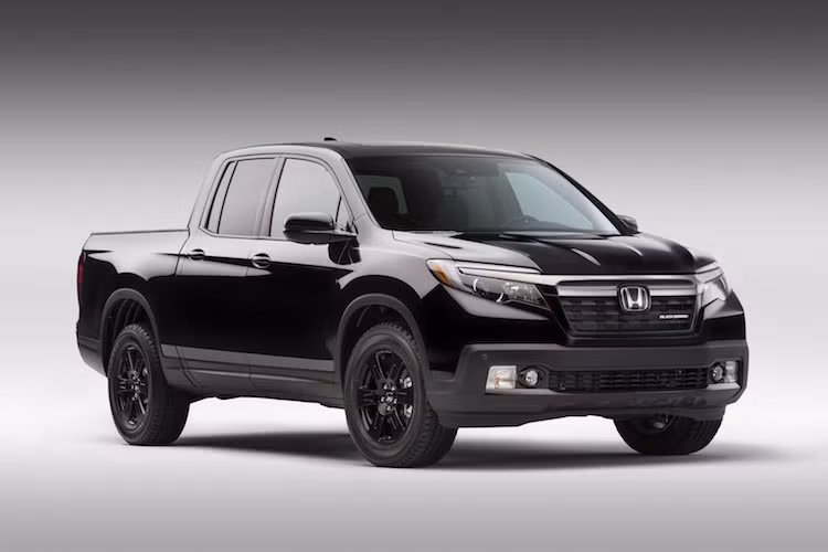 Với thế hệ mới nhất, mẫu xe bán tải Honda Ridgeline đã "lột bỏ" ngoại hình vuông vức của mẫu cũ, thay vào đó là một thiết kế mới mềm mại hơn, thời trang hơn.
