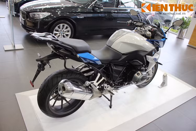 Hiện tại, BMW R1200RS đã xuất hiện tại Việt Nam dưới dạng nhập khẩu chính hãng. Hiện xe vẫn chưa công bố mức giá.