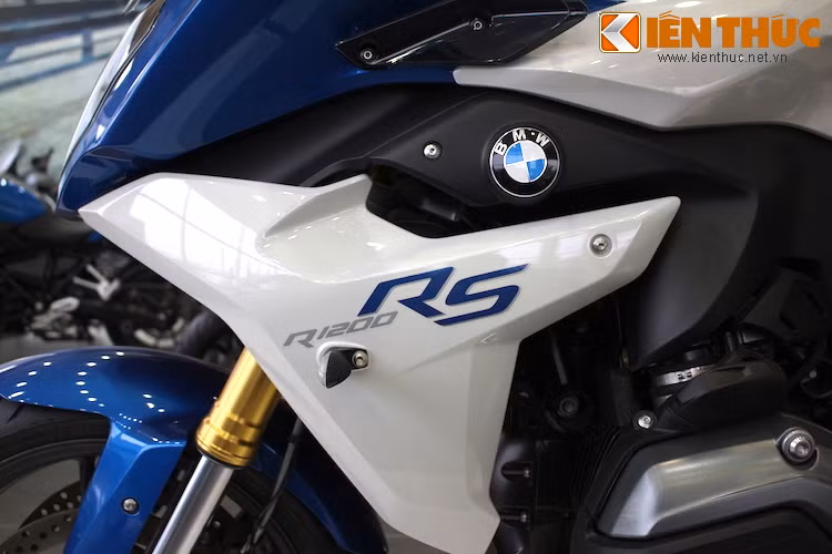 Dù không có thiết kế "mang cá mập" đầy kích thích như S1000RR nhưng bộ quây gió của R1200RS cũng có kiểu dáng khí động học khá đẹp mắt.