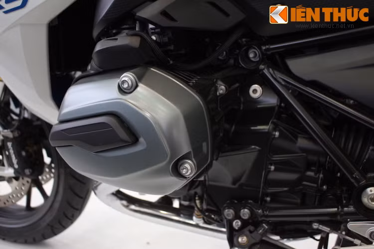 Nằm giữa bộ khung dạng mắt cáo của R1200RS là khối động cơ Boxer twin 1170 cc, với công suất tối đa 125 mã lực và mô-men xoắn cực đại lên tới 124 Nm.