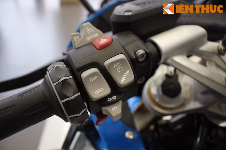 Các công tắc điều khiển của hệ thống kiểm soát hành trình, giảm xóc, ABS... được tích hợp trên cùm tay lái. Cả 2 bên tay nắm của xe cũng được trang bị sẵn hệ thống sưởi.