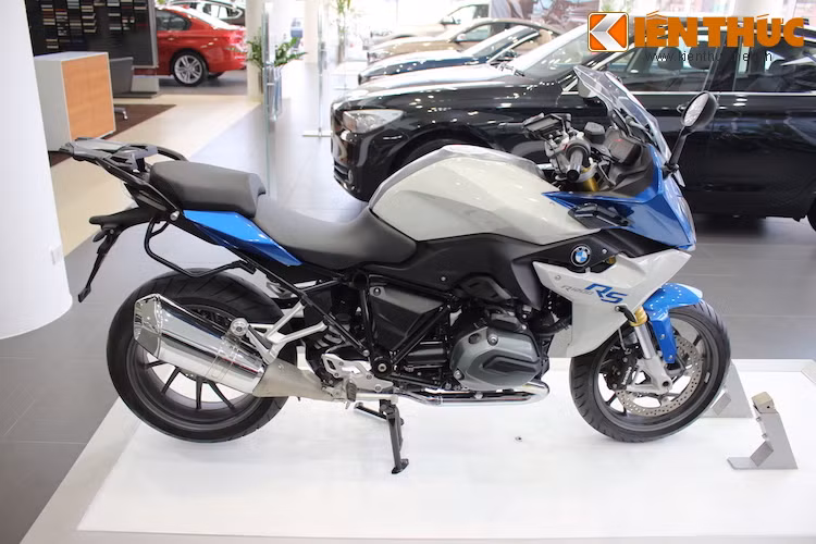 Về tổng thể, R1200RS mang kiểu dáng sport-touring điển hình với full fairing như sportbike, trong khi có tư thế ngồi và tay lái tương tự các mẫu xe đường dài.